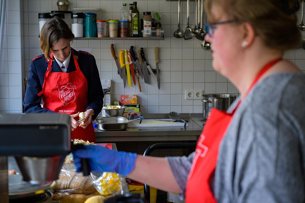 Gemüse putzen und Kaffee kochen