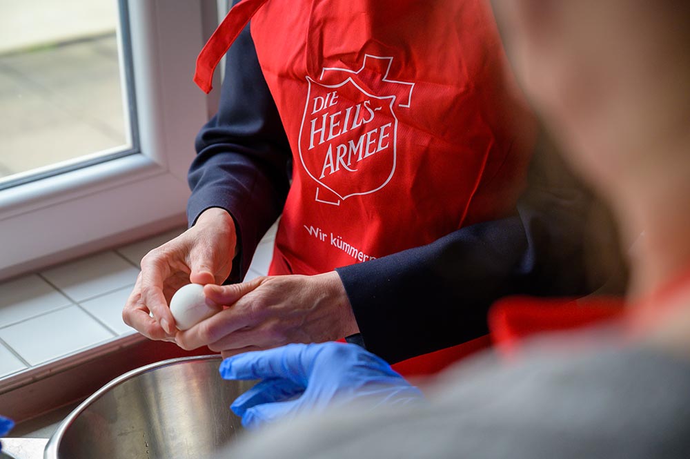 Selbst die Pastorin hilft mit das Essen zuzubereiten