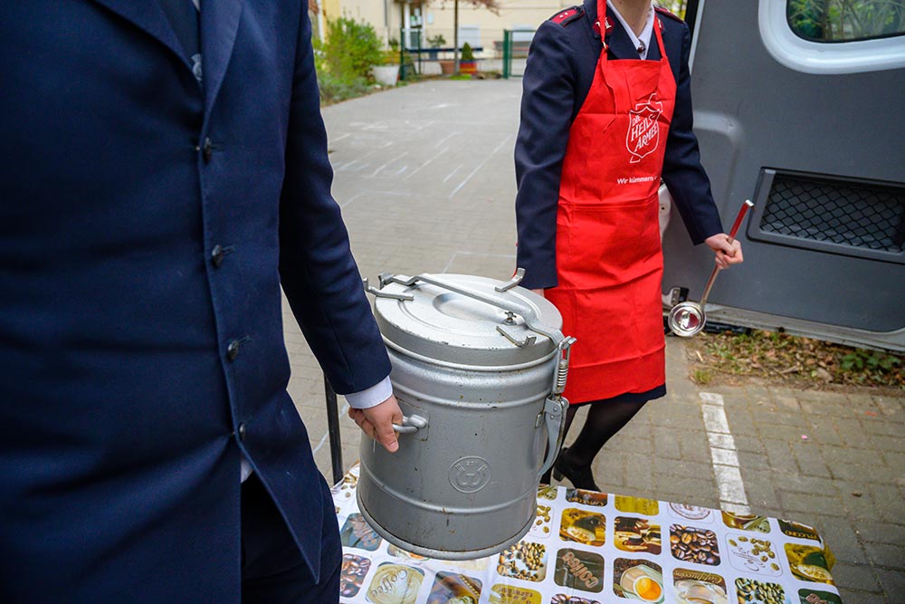 Heilsarmee - Einladen der Warmhaltekanister