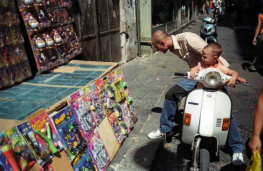 Vater mit Sohn auf einer Vespa