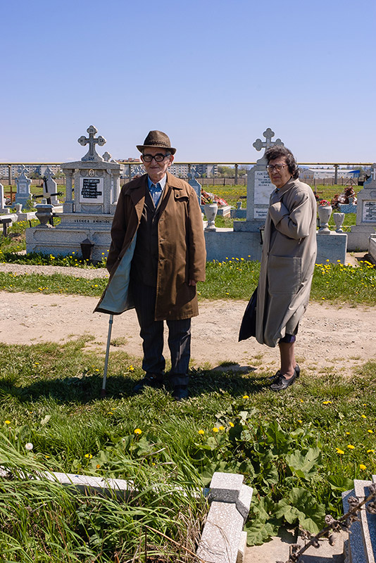 Älteres Ehepaar beim Friedhofs-Wochenendbesuch