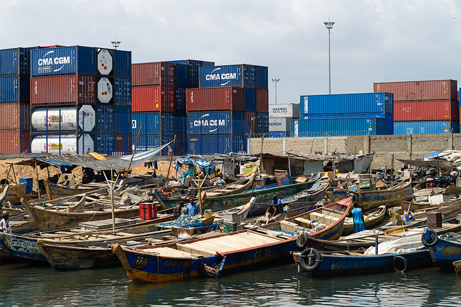 Lomé, Fischerboote neben dem Container-Hafen