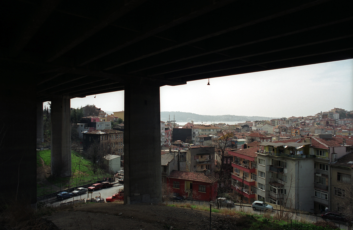 Unter der Zufahrt der ersten Bosporus Brücke