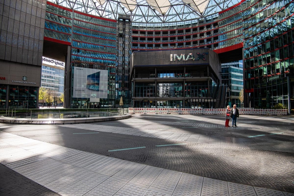Zwei einsame Besucher am Sony Center, Potsdamer Platz