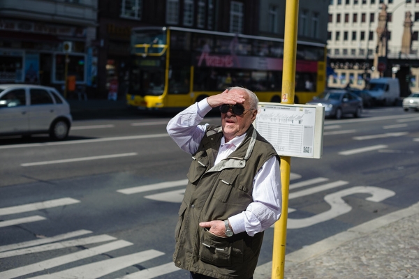 Auf den Bus wartend